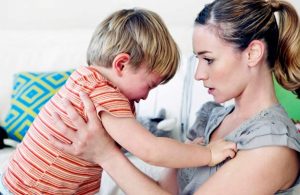 ¿Por qué los niños tienden a portarse mal cuando están sus padres?
