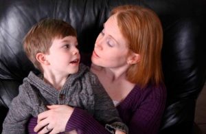 ¿Por qué los niños tienden a portarse mal cuando están sus padres?