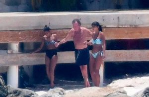 Julio Iglesias es ayudado para caminar