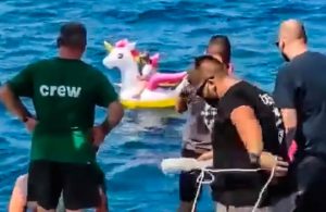 Niña con flotador de unicornio