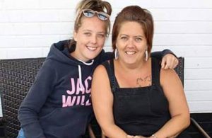 Bebé sonríe en el pecho de su mamá antes de que ésta muera