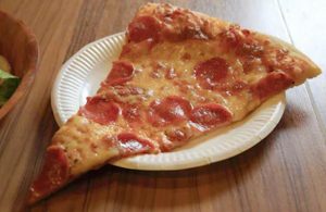 Comer pizza fría podría poner en riesgo tu salud