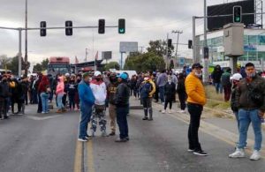 Manifestantes bloquean avenidas en Ecatepec para pedir reapertura de bares