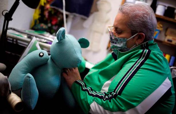 Eréndira Guerrero, la mujer que hace osos de peluche con ropa que utilizaban fallecidos por Covid_19