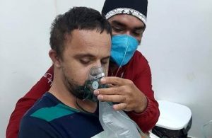 Enfermero abraza a persona con Síndrome de Down para que acceda a colocarse mascarilla de oxígeno