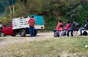 Maestro adapta su camioneta para dar clases a niños en la Sierra de Querétaro