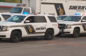 Buscan en Texas camión con indocumentados que se están quedando sin oxígeno dentro de un camión