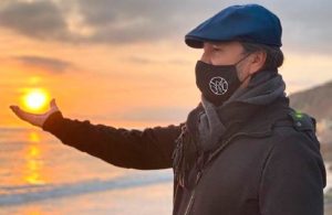 Marco Antonio Solís pide utilizar cubrebocas "por respeto a los que se han ido"