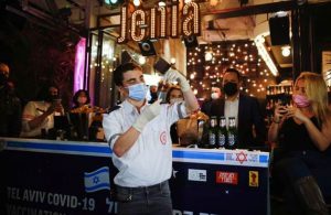 REGALAN bebidas en bar de Israel como incentivo para que jóvenes se vacunen