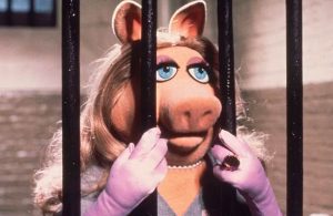 Piden cancelar a Miss Piggy de "Los Muppets" por fomentar la violencia doméstica