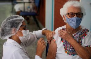 Asegura Sheinbaum que en dos semanas todos los adultos mayores de la CDMX estarán vacunados