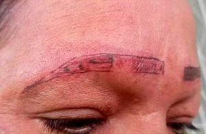 Mujer expone a quienes tatuaron a su mamá en redes sociales