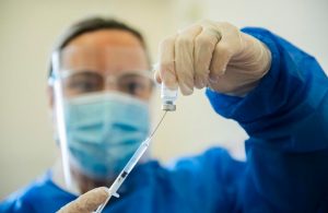 Dan a conocer calendario de vacunación para maestros y personal docente