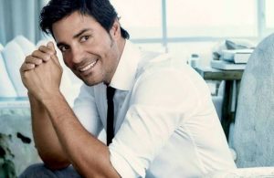 Recibe Chayanne vacuna anticovid y "todos sus hijos" lo felicitan