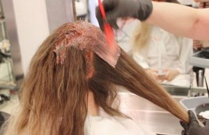 Fallece mujer luego de teñirse el cabello, era alérgica al tinte 