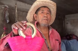 Piden ayuda en redes para que artesano pueda vender sus bolsas de palma