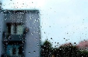 ¿Por qué debes dejar las ventanas abiertas mientras llueve?