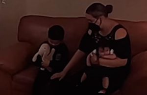Pequeño desaparece en el funeral de su hermano... lo encuentran dentro del ataúd
