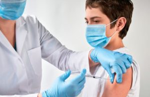 Prepara Pfizer solicitud para vacunar a adolescentes en nuestro país