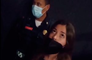 Acusan de acoso a empleado de cine por pedir que bajen los pies de la butaca