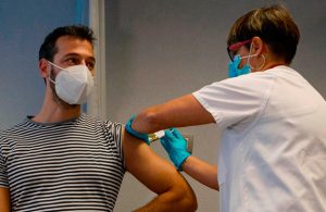 Vacunación de personas entre 40 y 49 años iniciará en julio