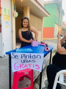 ¡Admirable! Joven con Síndrome de Down pinta uñas gratis como parte de su terapia