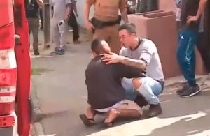 Hombre da lección de empatía al abrazar a persona que atropelló a su hija
