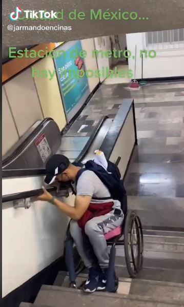En últimos días, el video de un hombre que baja las escalera en reversa del metro en una estación de la línea 7 en silla de ruedas se ha viralizado.