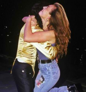 #DeAntaño: El día que Thalía logró subir al escenario para abrazar a Michael Jackson