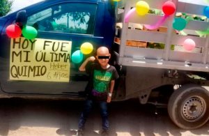 Pequeño de 6 años celebra que venció al cáncer de una manera muy especial