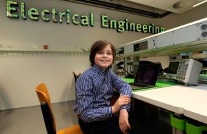 Con 11 años de edad, pequeño se gradúa como físico y va por la Maestría