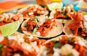 Se viraliza reacción de bebé al probar tacos al pastor