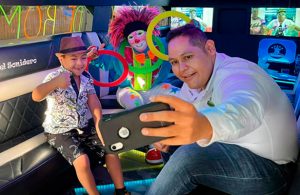 Celebran en grande la graduación de Romeo, el pequeño al que discriminaron en su kinder 