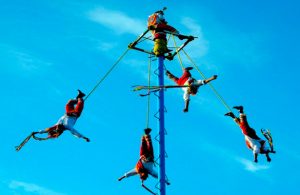 Voladores de Papantla demandan a Arath de la Torre tras comercial de financiera