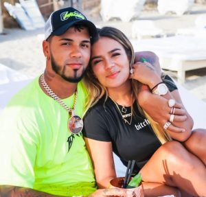 Anuel AA quiere regresar con Karol G y de una manera especial se lo hizo saber