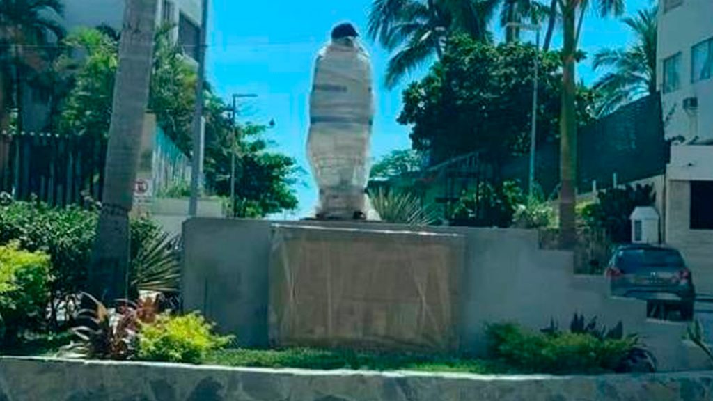 Vandalizan estatua de Eugenio Derbez en Acapulco y deciden retirarla