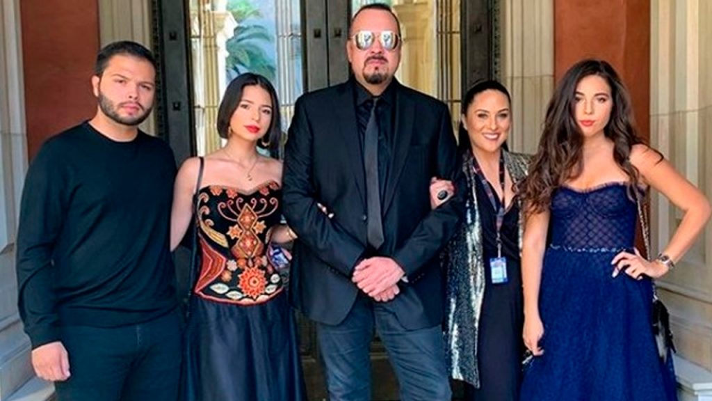 Pepe Aguilar y su familia pasaron tremendo susto a bordo de un avión