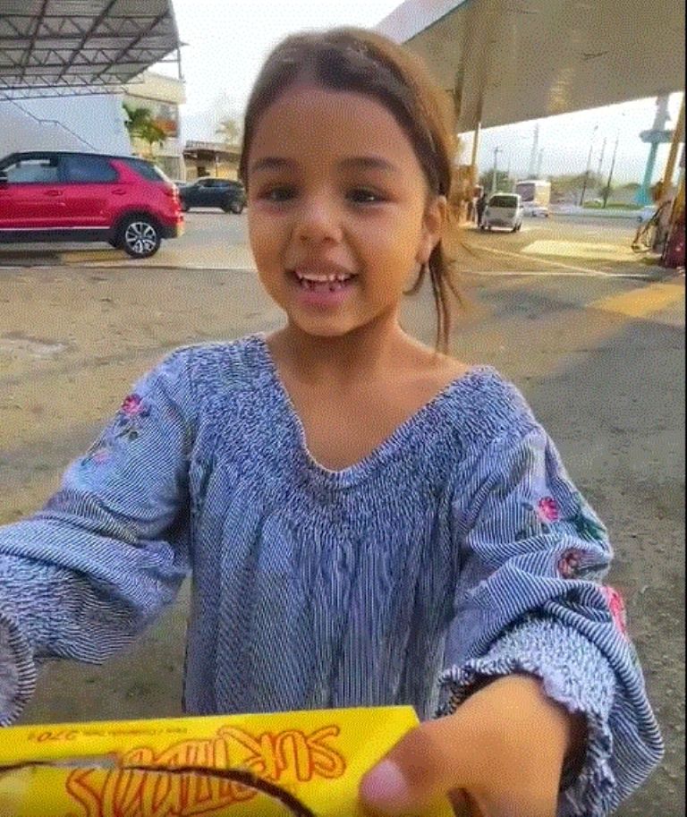 Video: Niña que vende dulces se viraliza por hablar cuatro idiomas