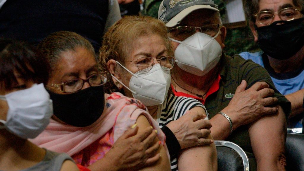 Adultos mayores empezarán a recibir nuevo refuerzo de vacuna anticovid este mes