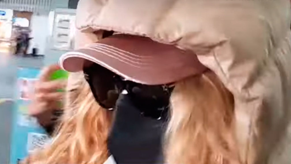 Paulina Rubio empuja e intenta evitar a la prensa en el Aeropuerto de la CDMX