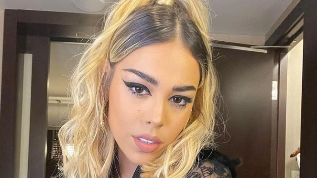 Danna Paola pide oraciones por la salud de su abuelita