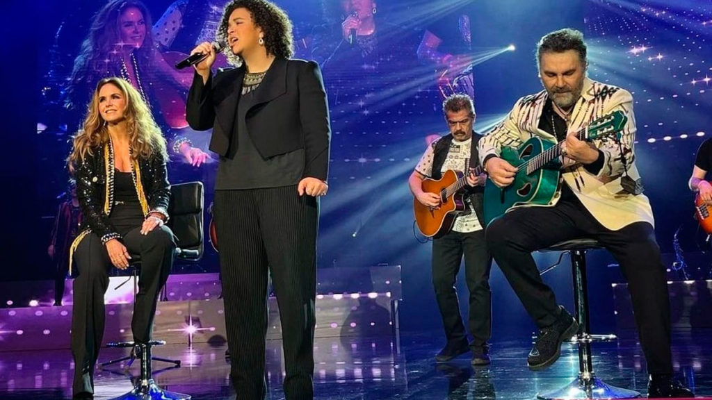 Lucero Mijares sorprende con imitación de su papá en pleno concierto
