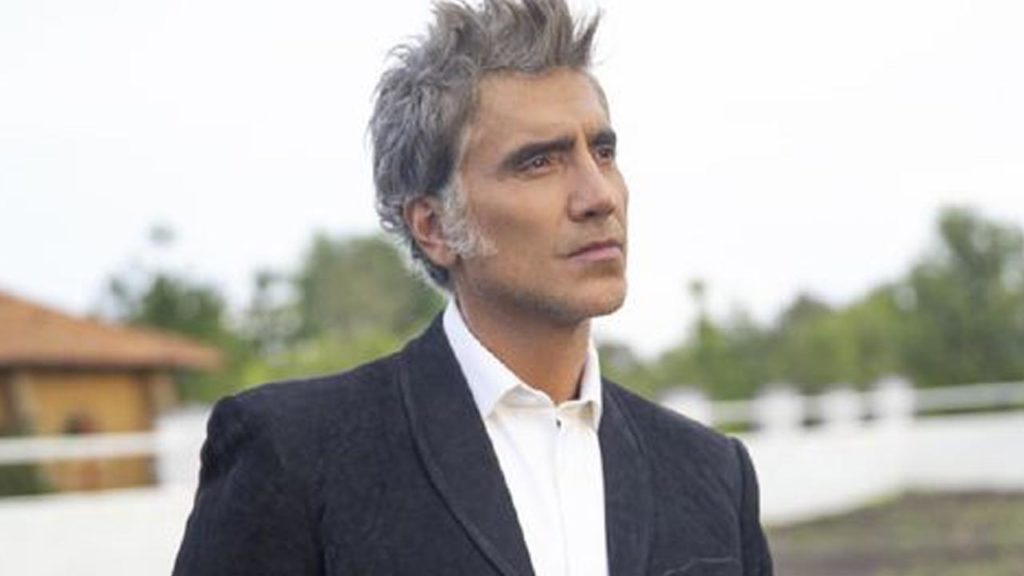 Alejandro Fernández luce cabello totalmente blanco y le llueven halagos