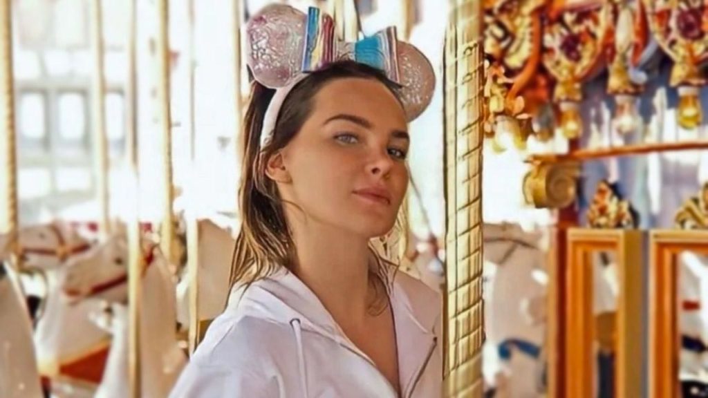 Con gorro de chef, Belinda presume foto en escenario de Ratatouille en Disney