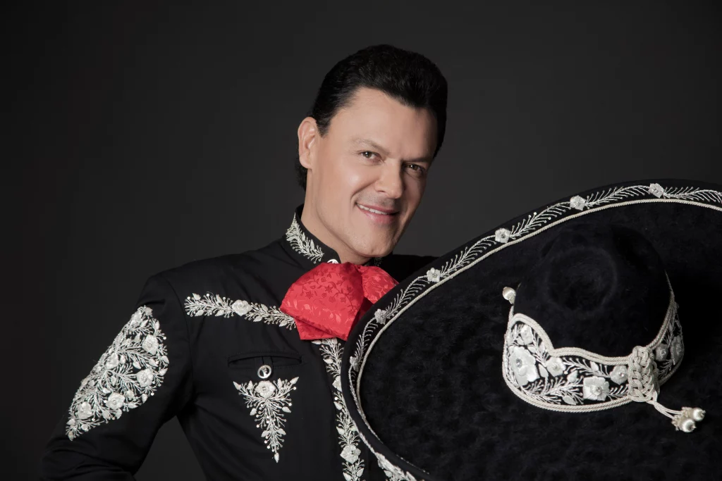 Pedro Fernández, uno de los pilares del regional mexicano, celebrará 45 años de carrera musical, anunciando el inicio de su gira “Te doy la vida tour”.
