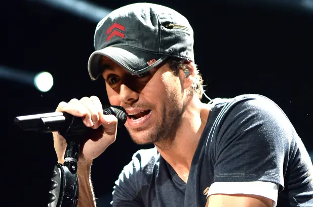 Enrique Iglesias aclara en Twitter que su presentación en México sigue en pie y todo se trataría de un mal entendido. 