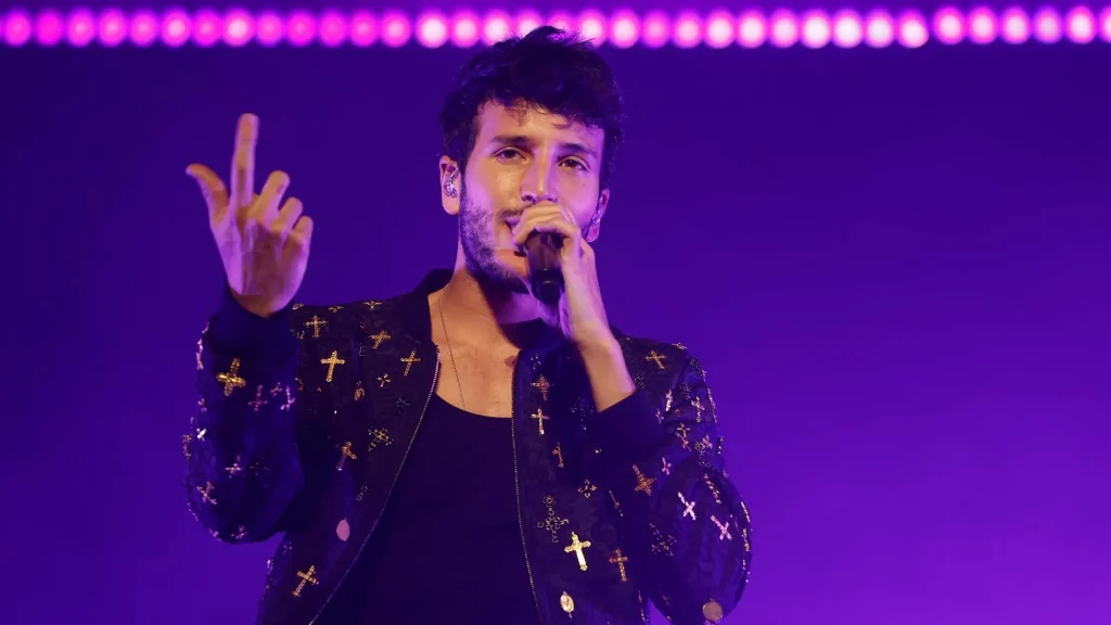 La relación entre Aitana y Yatra parece haber tomado un rumbo inesperado tras el apasionado beso que el cantante le dio a una de sus bailarinas.