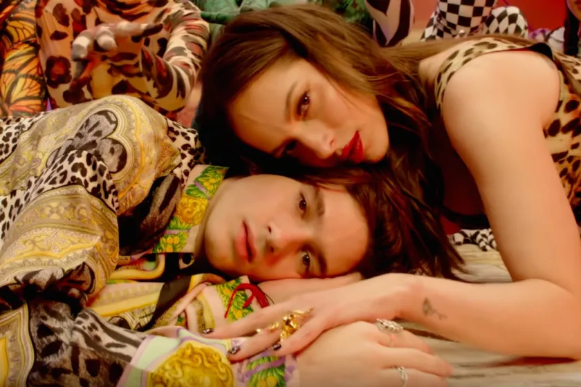 El nuevo sencillo de Paty Cantú y Leon Leiden, "A las 3" logró conquistar las listas de pop en streaming en México.