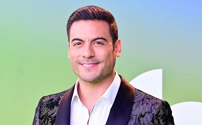 Carlos Rivera ha publicado una foto en su cuenta oficial de Instagram, en donde se deja ver en el estudio de grabación acompañado por su productor Julio Reyes