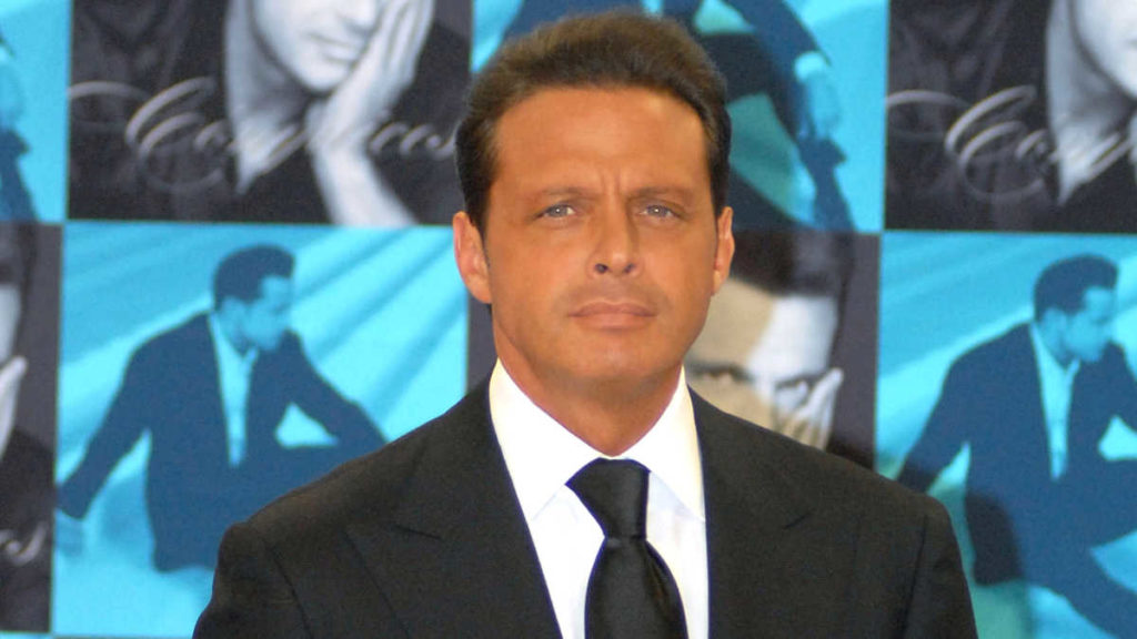 Luis Miguel fue captado hace una horas por unos pasajeros de un vuelo comercial junto a su actual pareja, Paloma Cuevas.